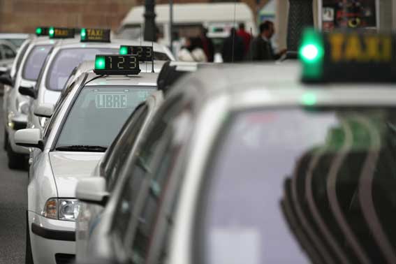 La justicia da la razón a un taxista al que le revocaron la licencia