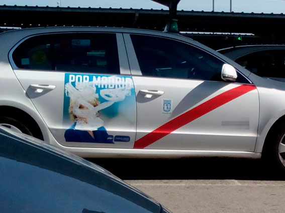 Actos vandálicos contra los taxis que llevan la publicidad del PP