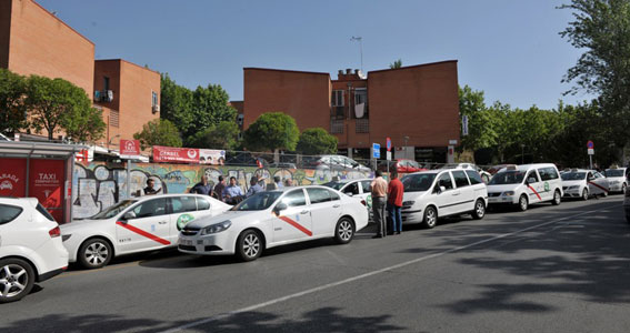 Caravana de taxis contra el “boicot” al servicio compartido