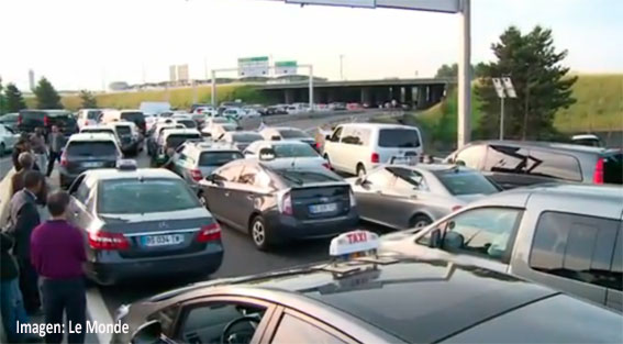 Francia se colapsa por la huelga del taxi contra Uber