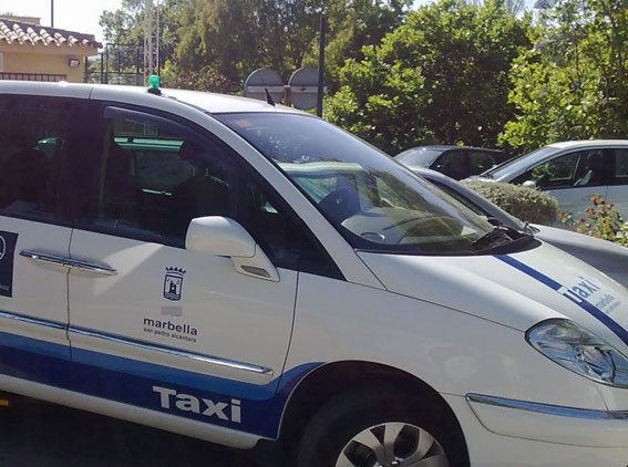 Paro en Marbella en protesta por la agresión a un taxista
