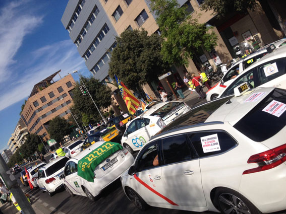 1.500 taxistas se manifiestan en Córdoba contra la liberalización