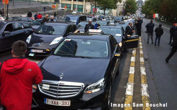 Miles de taxistas vuelven a Bruselas para protestar contra Uber