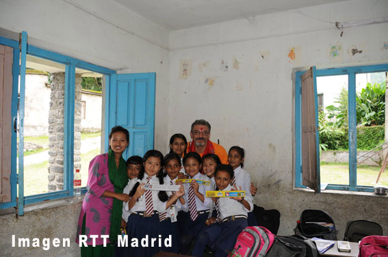 RTT Madrid dona material escolar a Nepal