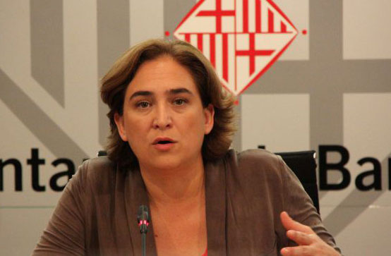 Ada Colau critica la competencia desleal de las VTC
