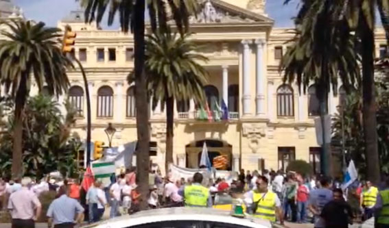 Más de 2.500 taxis protestan en Málaga contra la liberalización