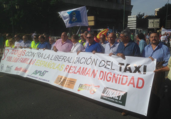 Nueva muestra de unidad del taxi nacional en Málaga contra la CNMC