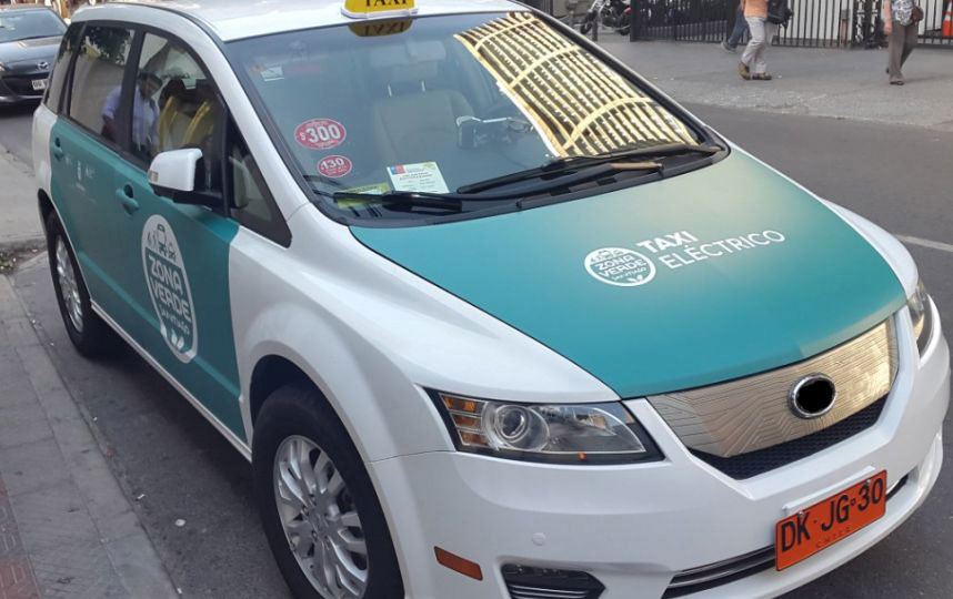 Los primeros taxis eléctricos ya circulan en Santiago de Chile