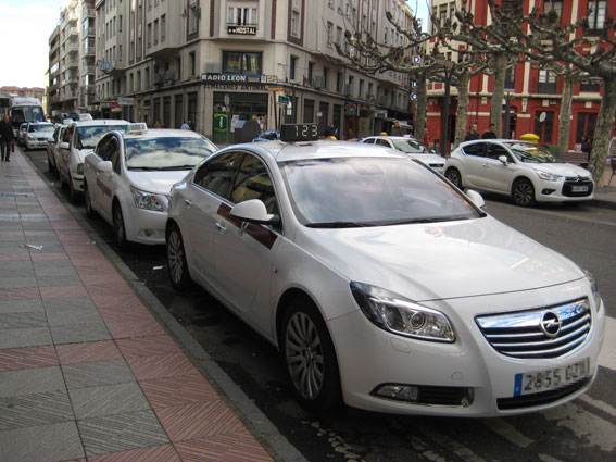 Taxistas de León acercan la Navidad a los mayores