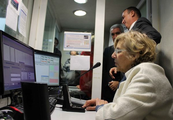 Carmena felicita las fiestas al taxi madrileño