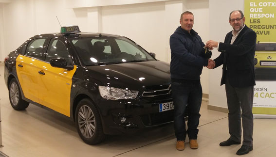 El ganador del C-Elysée de la Feria recibe las llaves de su nuevo taxi