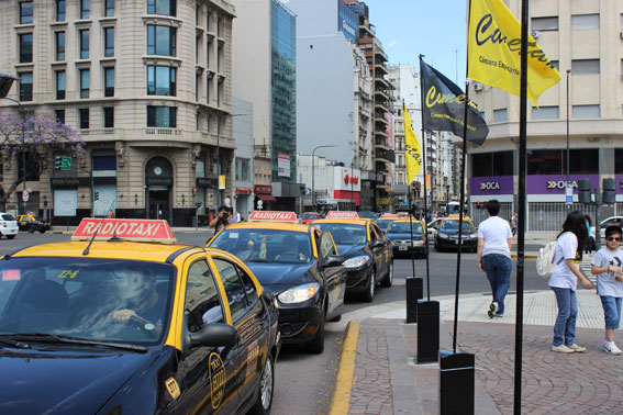 Los propietarios de taxi argentinos rechazan a Uber y a EasyTaxi