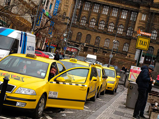 Taxistas de Praga protestan en el aeropuerto contra Uber