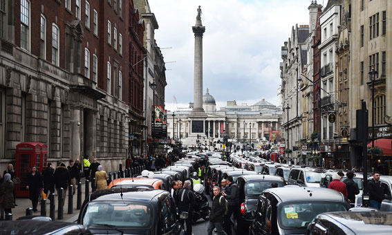Los taxistas londinenses reclaman a Uber 560 millones de euros