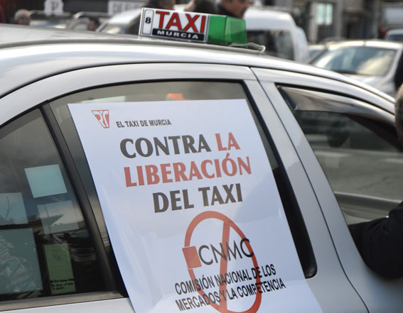 La CNMC denuncia las ventajas del taxi sobre las VTC