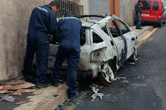 Se investiga el incendio del taxi de Miguel Ojeda en Sta. Cruz