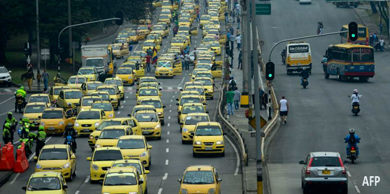 Cientos de taxistas bloquean Bogotá en protesta contra Uber