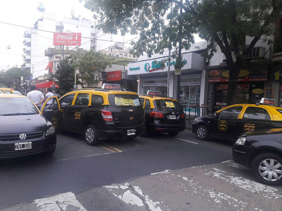 Se desploma el trabajo del taxi en Argentina un 40%