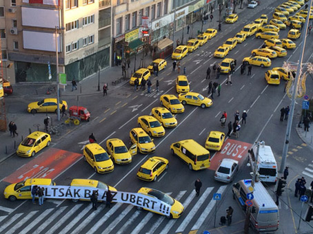 Taxistas bloquean Budapest en protesta contra Uber