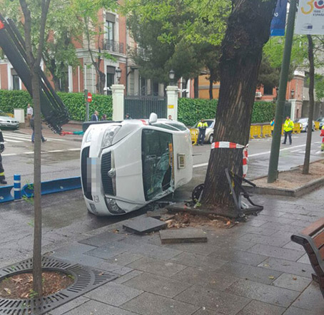 Tres heridos tras el choque de dos taxis en Madrid