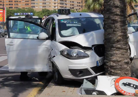 Un taxi impacta contra una palmera tras chocar con un vehículo