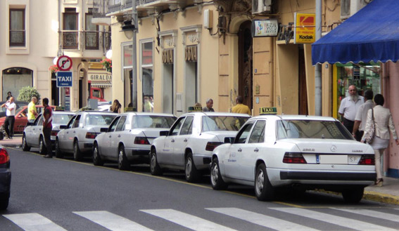 Concentración de taxistas en los juzgados de Melilla