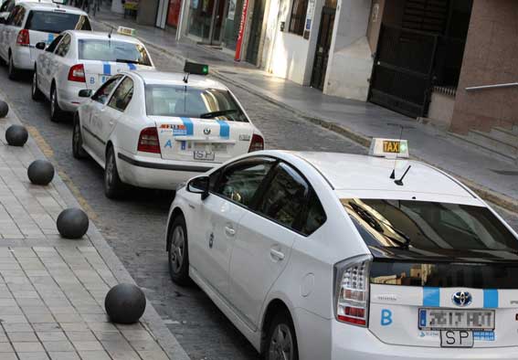 Taxistas onubenses piden retirar licencias