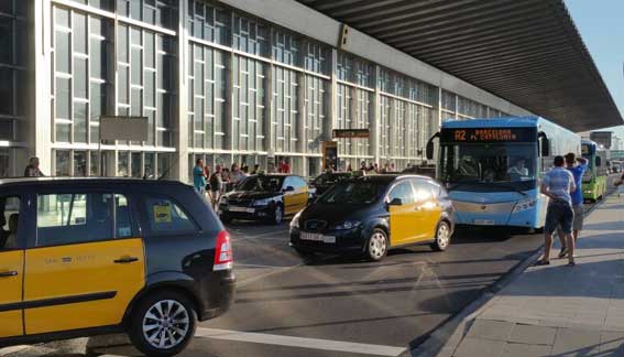 Taxistas de Barcelona bloquean el aeropuerto