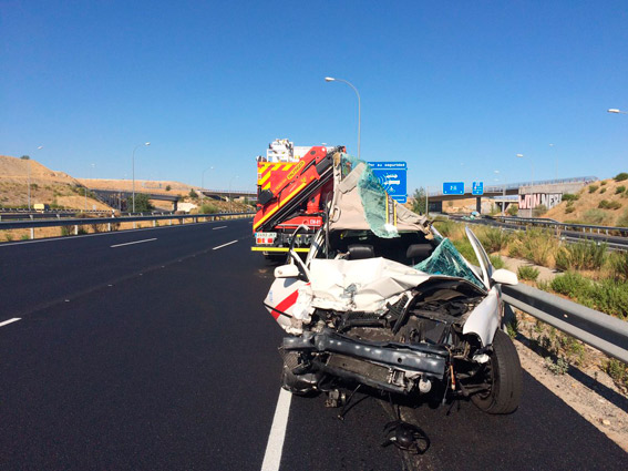 Dos heridos graves tras el choque de un taxi contra una grúa