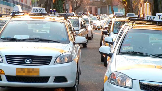 Taxistas de Uruguay convocan un paro contra Uber y Cabify