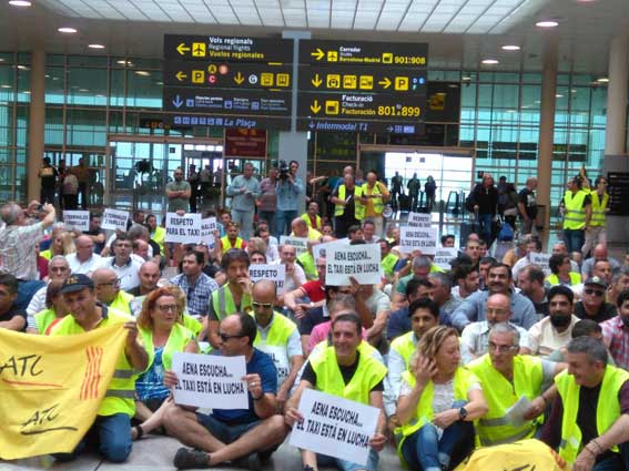 El taxi de Barcelona aumenta la presión contra Aena