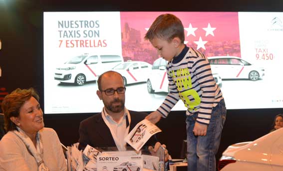 Felipe Prada Barrios, ganador del C-Elysée sorteado en la Feria del Taxi