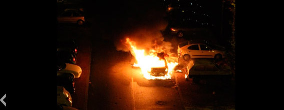 Un taxi arde en medio de la calle en Valladolid