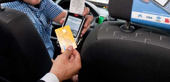 Los taxis madrileños, obligados a llevar datáfono