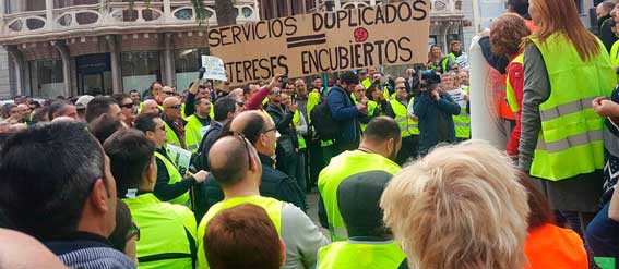 El sector protesta en las calles de Palma contra las nuevas líneas regulares