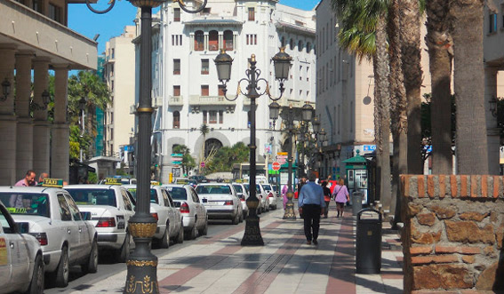 El taxi se une a los autobuses contra el colapsado tráfico de Ceuta