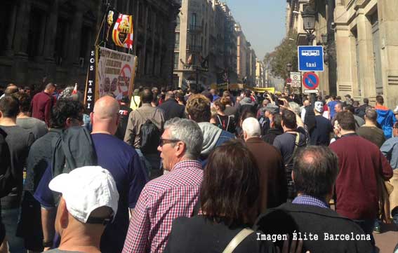 Masiva manifestación en Barcelona contra la concesión de VTCs