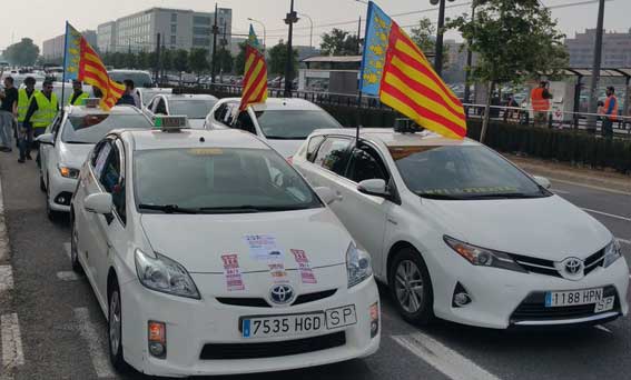 Unos 3.000 taxis colapsan Valencia