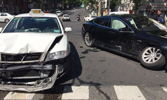 Accidente entre un taxi y una VTC en Madrid