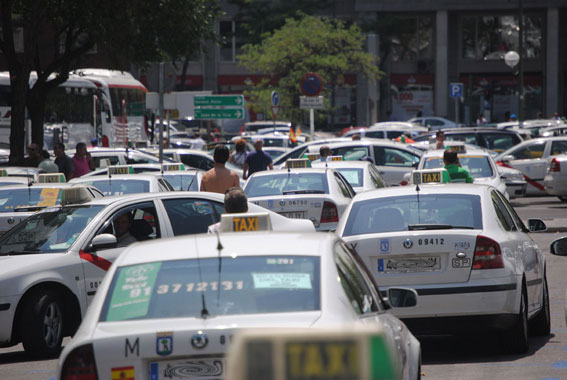 La CAM anuncia ayudas para la compra de taxis de bajas emisiones