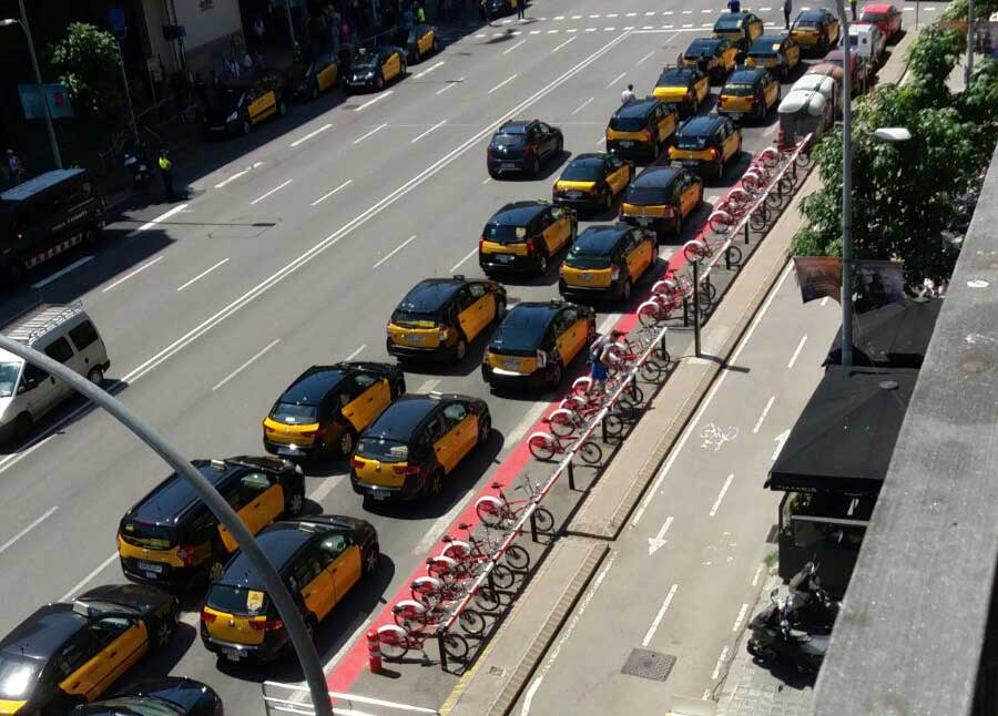 Marcha lenta del taxi de Barcelona el 30-O