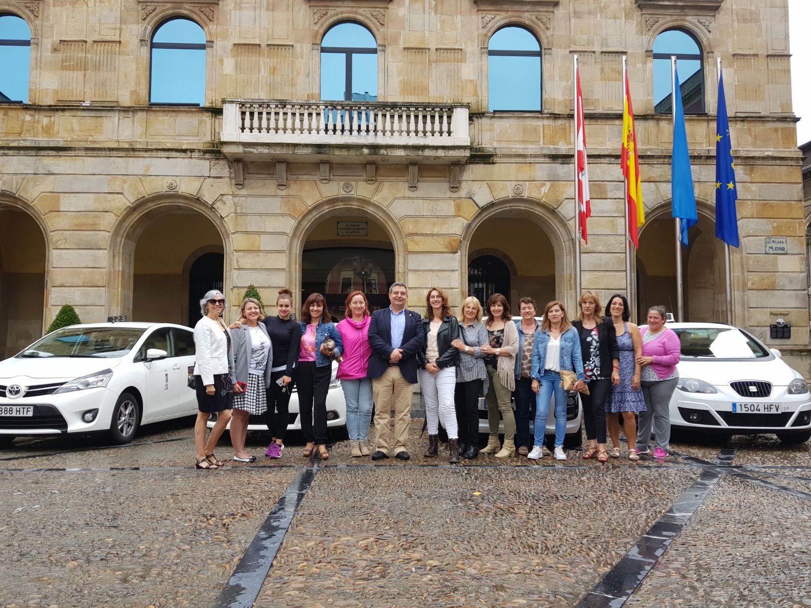 Las taxistas de Gijón luchan contra el olvido