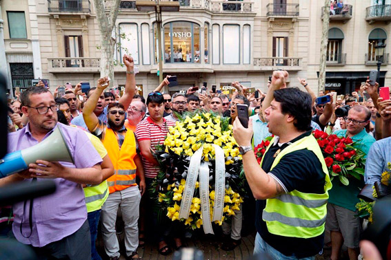 Homenaje del taxi de Barcelona a las víctimas del 17A