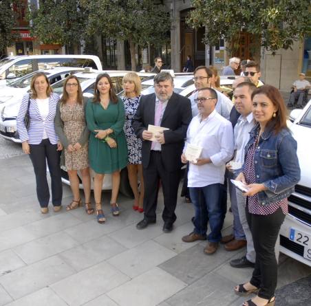 La flota de Granada instala taxímetros parlantes