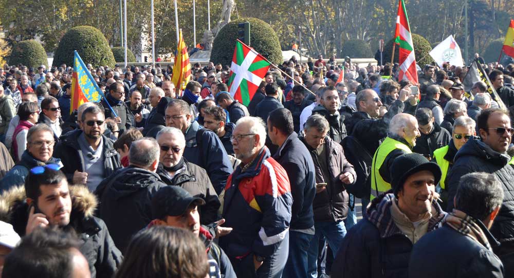 FETE y Antaxi no descartan convocar una huelga indefinida