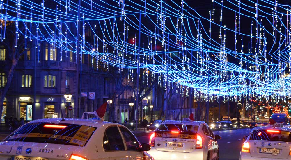 Un paseo en taxi bajo las luces de Navidad