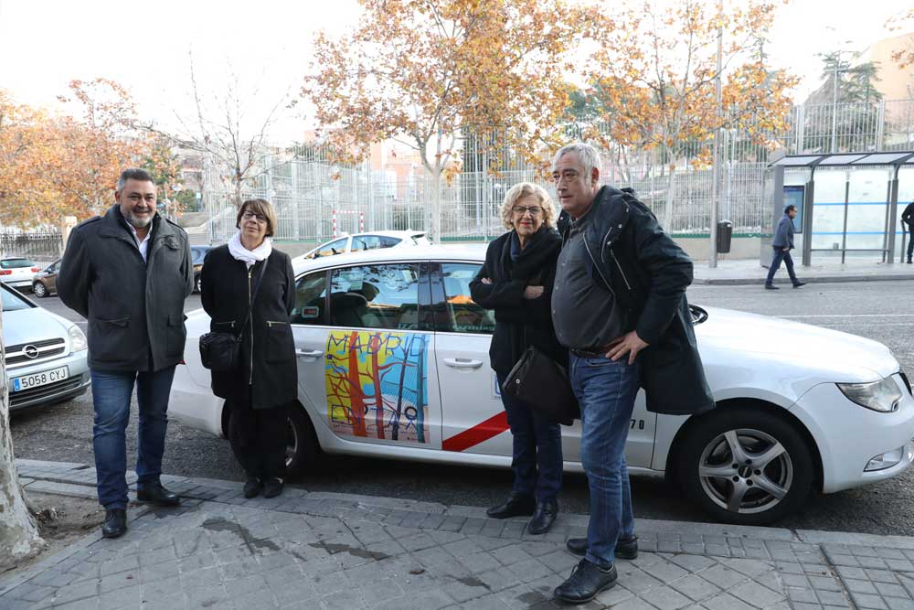 Manuela Carmena felicita la Navidad a los taxistas