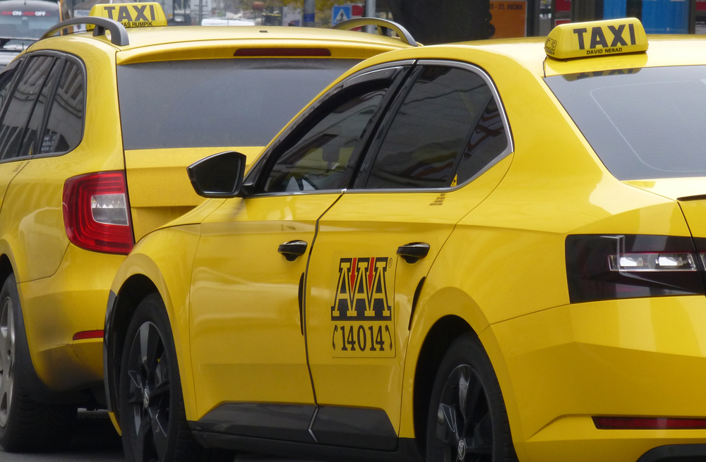 2.000 taxistas protestan en Praga contra Uber