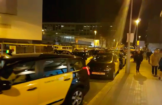Taxistas de Barcelona bloquean una estación de autobuses contra Alsa