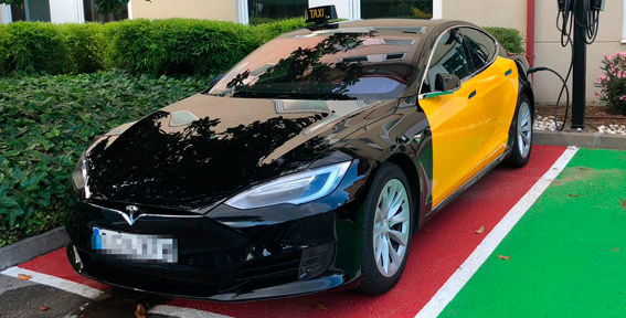 El primer taxi Tesla ya circula por las calles de Barcelona